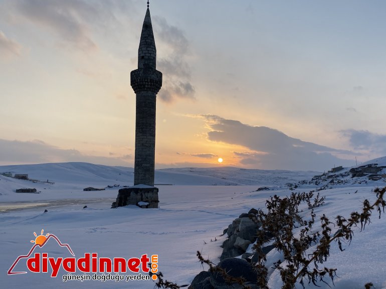 Su altında kalan minarenin gün batımıyla birleşmesi görsel şölen sundu