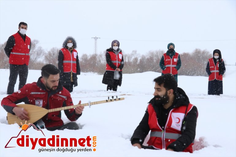 hayvanları için dağlık yaban Kızılay gönüllüleri, bıraktı yem Türk bölgelere 17