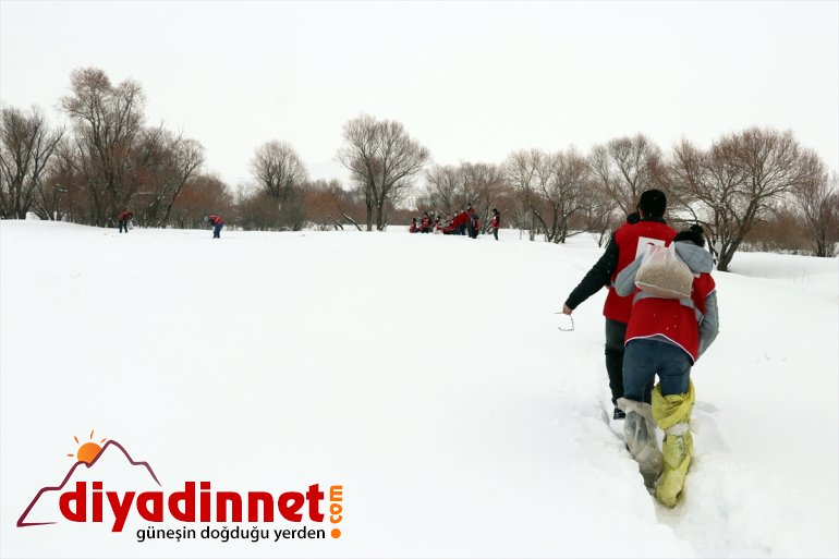 Kızılay hayvanları yem dağlık için gönüllüleri, bıraktı bölgelere yaban Türk 24