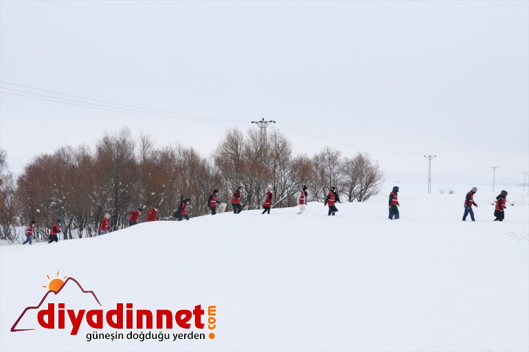 bıraktı bölgelere hayvanları dağlık için Kızılay yem gönüllüleri, yaban Türk 4