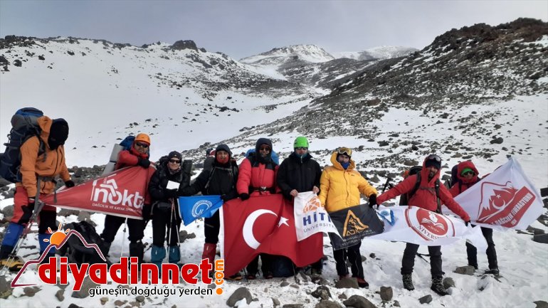 'Türkiye'nin çatısı'na tırmanışa geçen dağcılara zirvedeki fırtına geçit vermedi