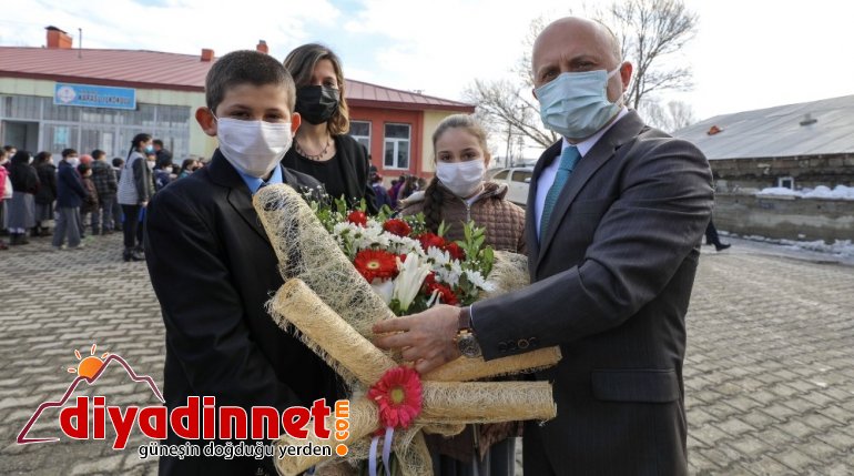 Vali Varol yüz yüze eğitimin ilk gününde öğrencilerle bir araya geldi1