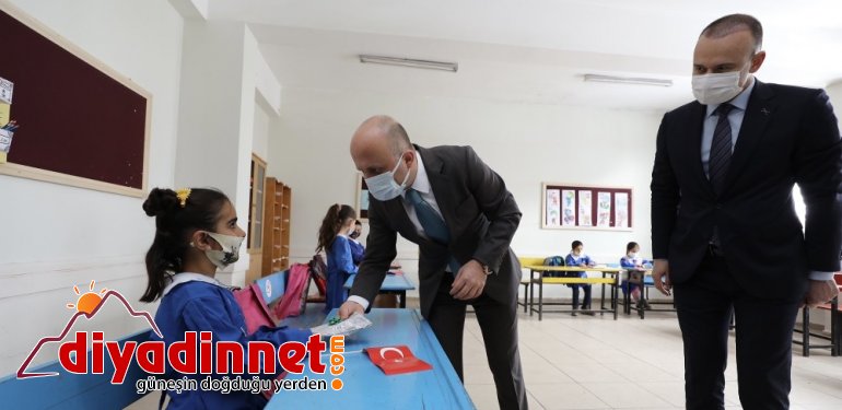 Vali Varol yüz yüze eğitimin ilk gününde öğrencilerle bir araya geldi3