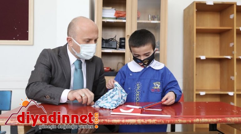 Vali Varol yüz yüze eğitimin ilk gününde öğrencilerle bir araya geldi4