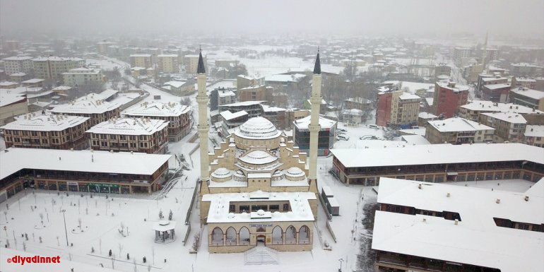 Van'ın Erciş ilçesi kar yağışıyla beyaza büründü