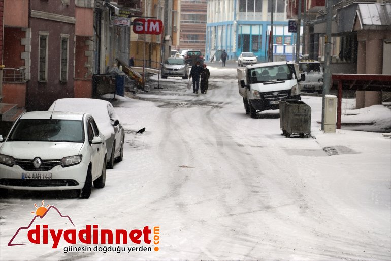 Ağrı da aralıklarla kar yağışı etkili oluyor11