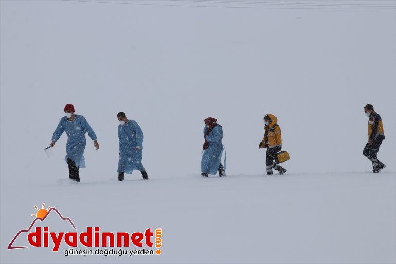 Ağrı da mobil sağlık çalışanları yaşlılara Kovid aşısı yapmak için karlı dağları aşıyor18