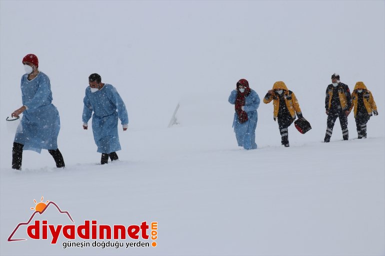 Ağrı da mobil sağlık çalışanları yaşlılara Kovid aşısı yapmak için karlı dağları aşıyor6