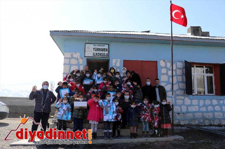- çocuklarını dört yurdun bir yanından Hayırsever kıyafetlerle kışlık gönderilen sevindiriyor çift, AĞRI köy 13