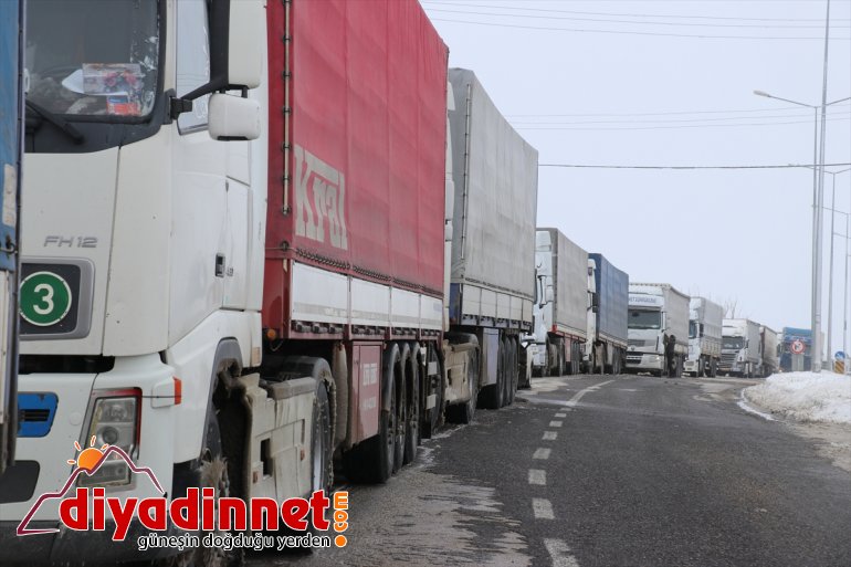 Ağrı-İran kara yolu yoğun tipi nedeniyle ulaşıma kapatıldı
