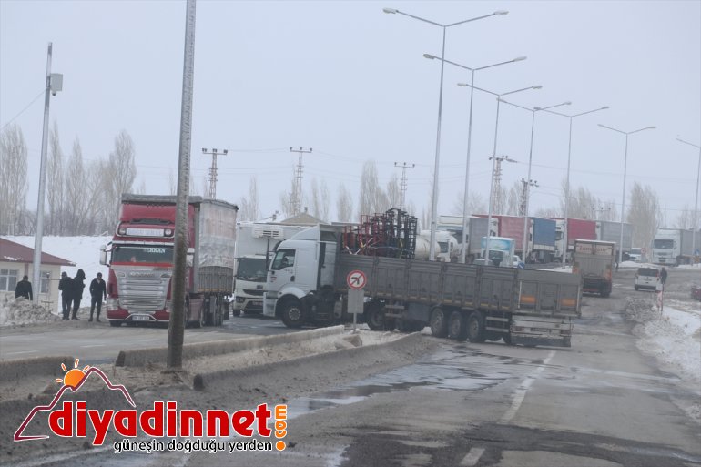 Ağrı-İran yolu yoğun ulaşıma tipi kapatıldı nedeniyle kara 3
