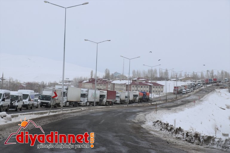 yoğun yolu kara nedeniyle Ağrı-İran ulaşıma tipi kapatıldı 8