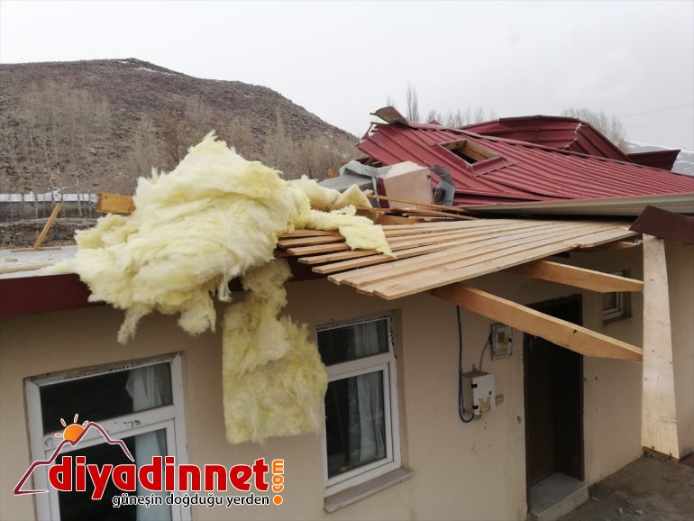 Ağrı'da fırtına köy evlerinin çatısını uçurdu