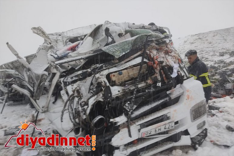 Ağrı'da şarampole devrilen tırdaki 2 kişi hayatını kaybetti