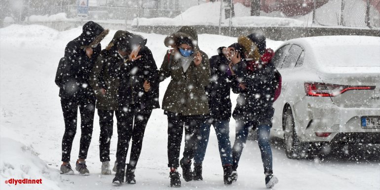 Kars ve Ardahan'da kar ve tipi etkili oluyor