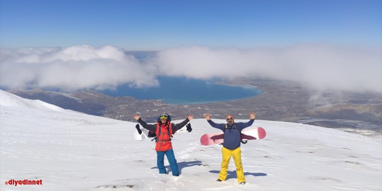 Artos Dağı'na tırmanan kayakseverler eşsiz manzaraya karşı snowboard yaptı