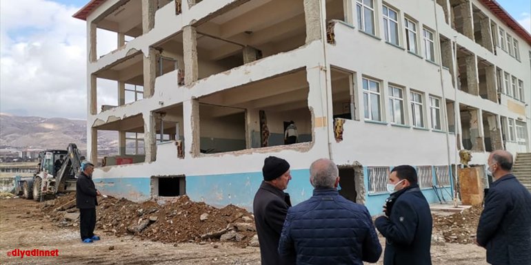 Baskil Kaymakamı Yılmaz'dan okul inşaatında inceleme