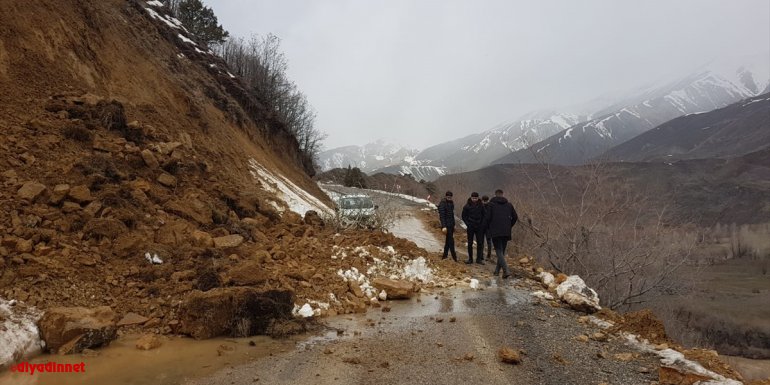 Bingöl'de Karlıova-Yedisu kara yolu heyelan nedeniyle kapandı