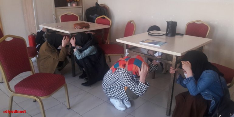 Bingöl'de öğrenciler deprem tatbikatı yaparlarken gerçek depreme yakalandı