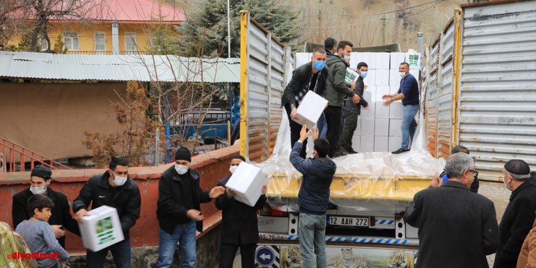 Bingöl'ün Elmalı köyü sakinleri İdlib'deki yetimler için yardım malzemesi topladı