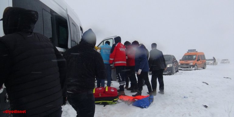 Tatvan'da 2 minibüsün çarpışması sonucu 17 kişi yaralandı