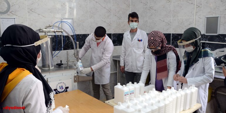 Bitlis'te meslek lisesi öğrencileri 30 ton dezenfektan üretti