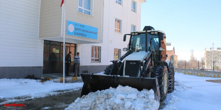 Bitlis'te okul bahçelerindeki karlar temizlendi