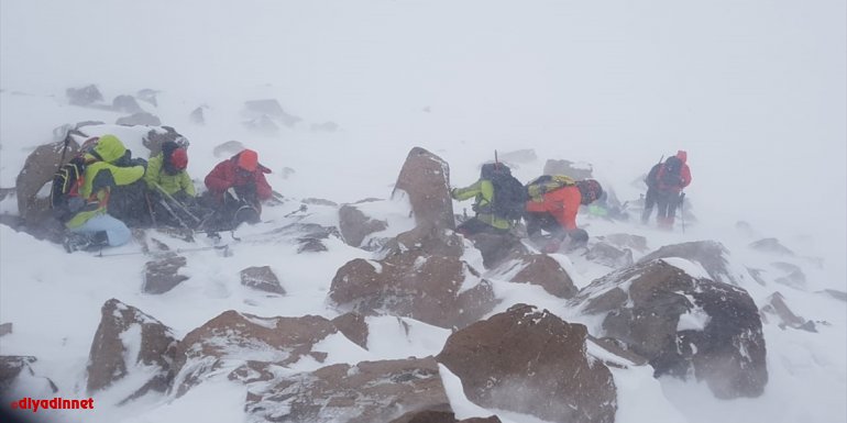 Bitlis'te Süphan Dağı'nda zirve tırmanışına geçen dağcılar tipi nedeniyle dönmek zorunda kaldı