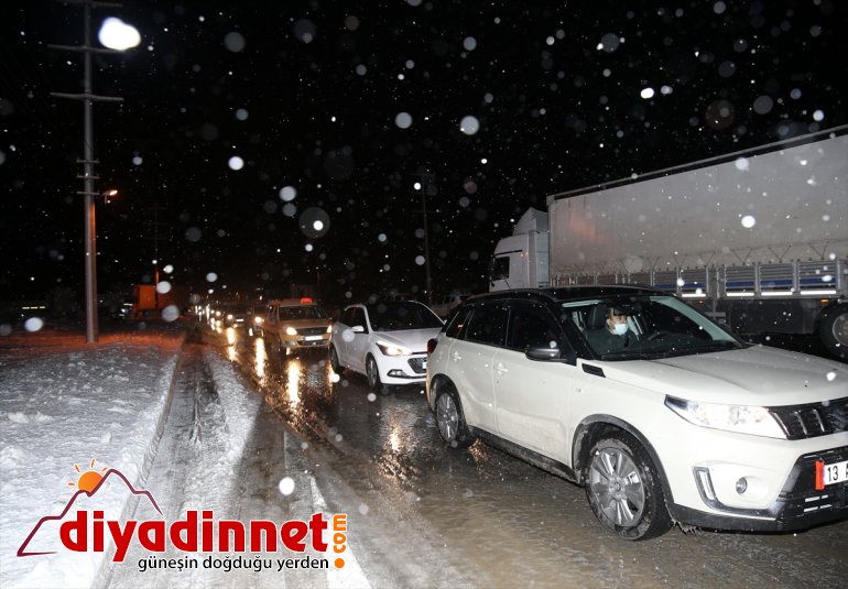 Bitlis'te 3 aracın çarpışması sonucu 3 kişi yaralandı