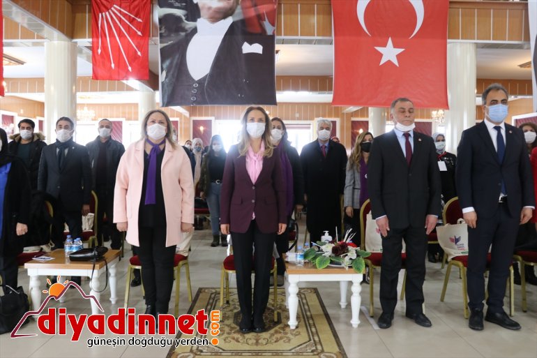 CHP Kadın Kolları Genel Başkanı Nazlıaka Ağrı da partisine katılan kadın üyelere rozet taktı2