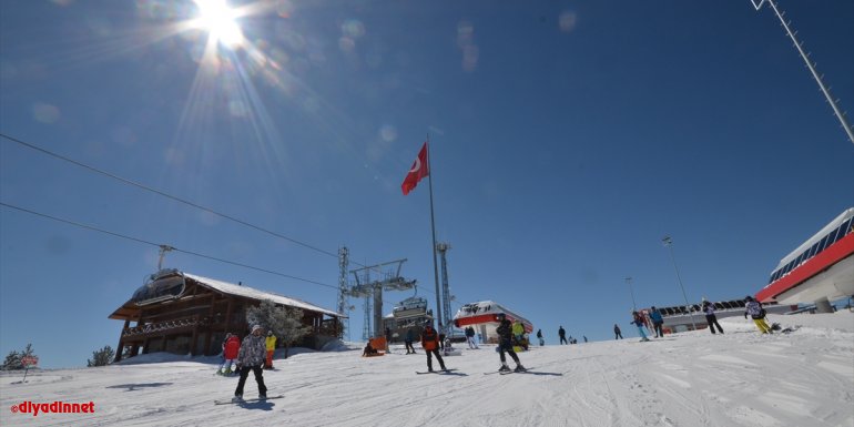 Cıbıltepe Kayak Merkezi'nde 2 bin 634 rakımda yapılan Zirve Kafe hizmete girdi