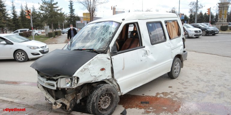 Elazığ'da kamyonet ile minibüs çarpıştı: 8 yaralı