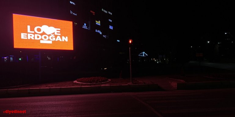 Elazığ'da 'Love Erdoğan' görseli LED ekranlara yansıtıldı
