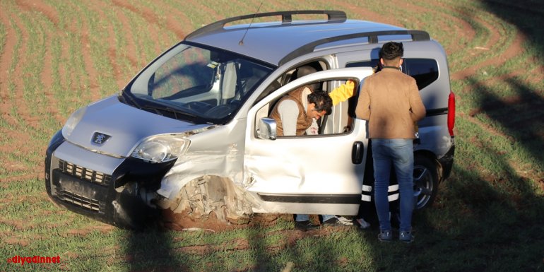 Elazığ'da yolcu otobüsüyle çarpışan ticari araç tarlaya devrildi: 1 yaralı