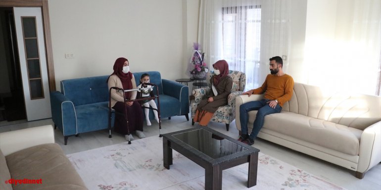 Elazığ depreminden 24 saat sonra enkazdan çıkarılan Yüsra ve annesi yaşadıkları acıyı unutmaya çalışıyor