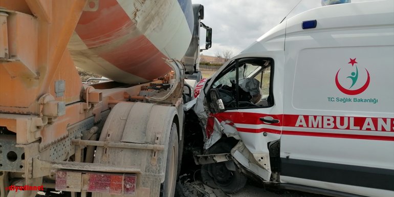 Elazığ'da trafik kazasında yaralananları taşıyan ambulans, beton mikseri ile çarpıştı