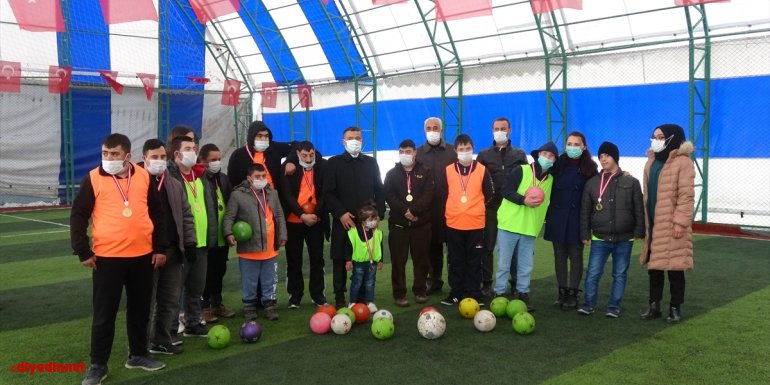 Erciş Kaymakamı Mehmetbeyoğlu, down sendromlu çocuklarla top oynadı