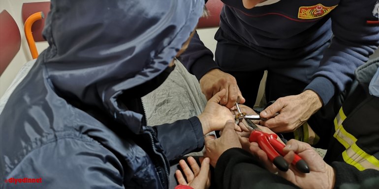 Erzincan'da çocuğun parmağına sıkışan metal parça itfaiye görevlilerince çıkarılabildi