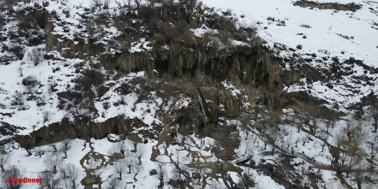 Erzincan'daki doğa harikası Girlevik Şelalesi yeniden beyaza büründü