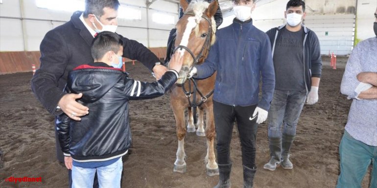 Erzurum'da devlet korumasındaki çocuklar ata binerek keyifli anlar yaşadı