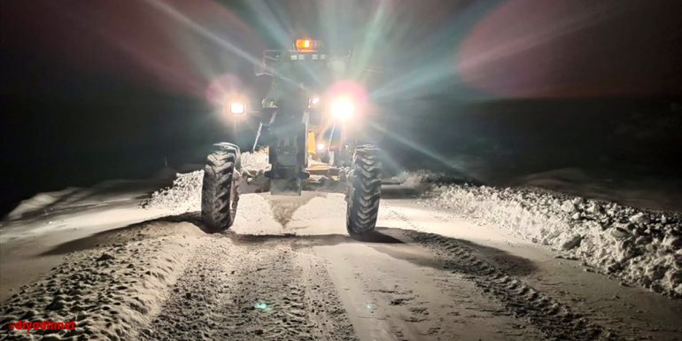 Erzurum'da 'kar timleri' yolları açmak için gece gündüz çalışıyor
