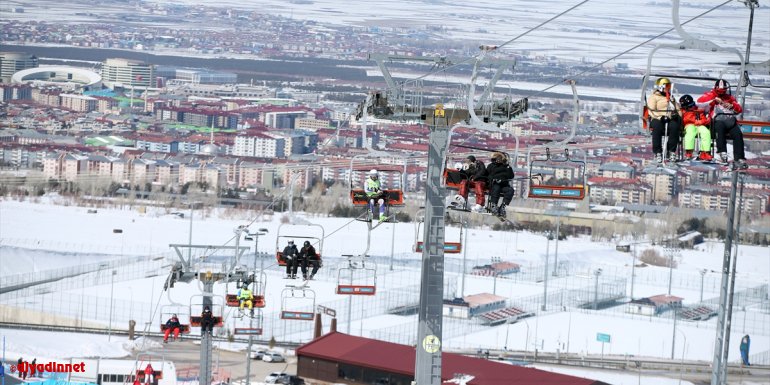 Kayak sezonunun uzadığı Palandöken'de yeni rezervasyonlar sevindirdi