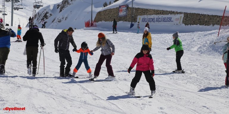 Kısıtlamasız hafta sonunda kayakseverler Palandöken'de yoğunluk oluşturdu