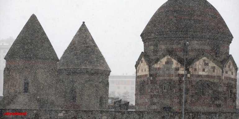 Erzurum ve Ardahan'da aralıklarla kar yağışı etkili oldu