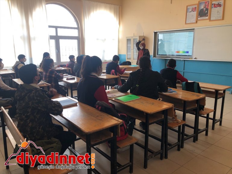 öğretmenlerin eğitim yeniden uzaktan okulu köy sürecinde Fedakar aratmıyor koleji düzenledikleri 10