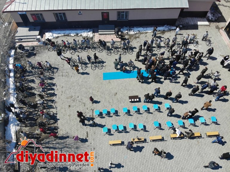 Gençlik ve Spor Bakanı Kasapoğlu, gönderdiği bisikletlerle Ağrılı öğrencileri sevindirdi