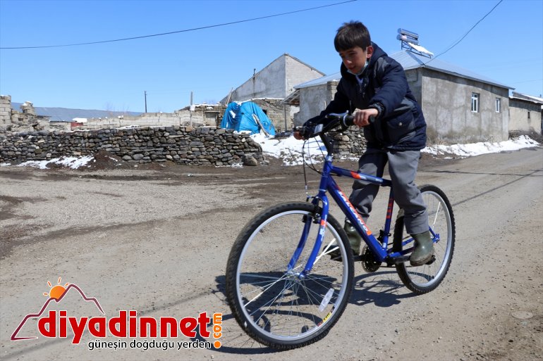 öğrencileri Kasapoğlu, sevindirdi Spor ve Bakanı gönderdiği Gençlik bisikletlerle Ağrılı 10