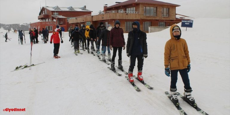 Hakkari'de dezavantajlı çocuklar için kayak etkinliği