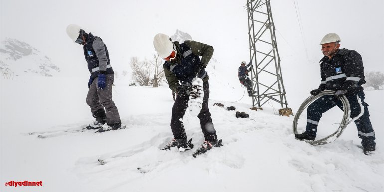 Hakkari'de elektrik arıza ekipleri profesyonel dağcı ve kayakçıları aratmıyor