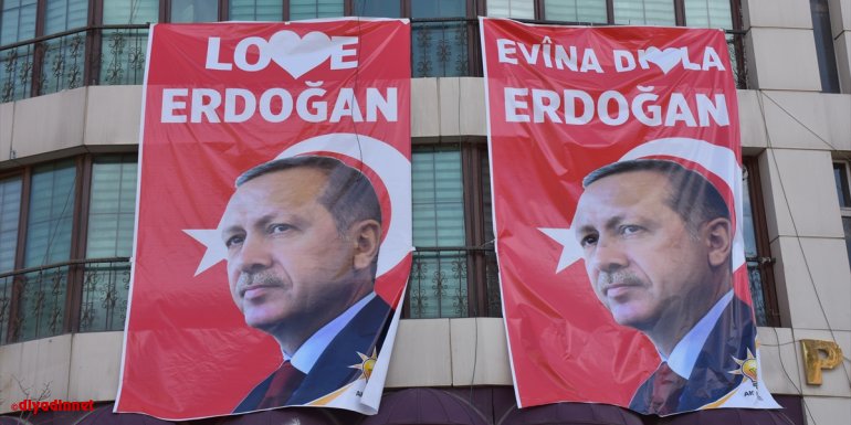 Hakkari'de iki dilde hazırlanan pankartlarla 'Stop Erdoğan' ilanına tepki gösterildi